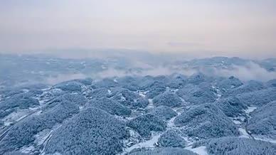 4K航拍巍峨山峰大好河山冬季云雾延时视频的预览图